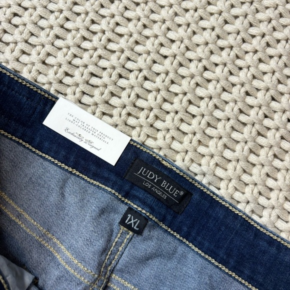 NWT JUDY BLUE Distressed Cuffed Denim Shorts Size 1XL - Picture 2 of 4